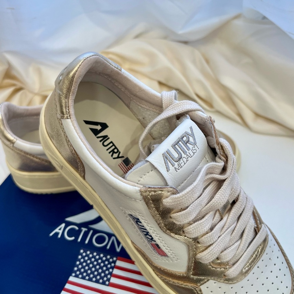 Autry Medalist Sneakers in Platinum